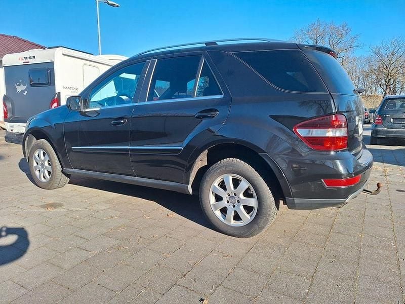 Gebraucht Mercedes ML320 224 PS (164 kW) 2008 Schwarz SUV