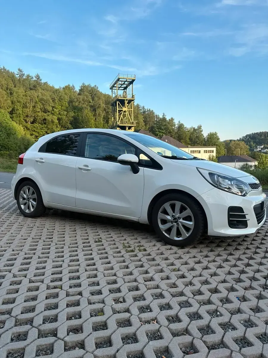 Gebraucht Kia Rio 109 PS (80 kW) 2016 Weiß Kleinwagen