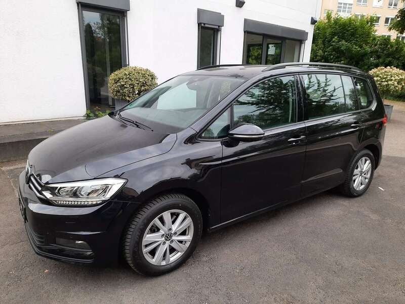 Deep black perleffekt Gebraucht 2023 VW Touran Comfortline Van / Kleinbus | 29.650 € (Guter Preis) - Bild 1/4