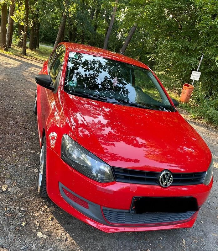 Rot Gebraucht 2010 VW Polo Limousine | 2.950 € (Fairer Preis) - Bild 1/4