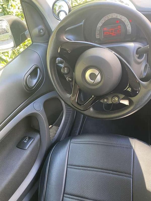 Schwarz Gebraucht 2021 Smart ForTwo Electric Drive Cabrio | 10.490 € (Guter Preis) - Bild 1/4