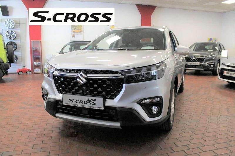 Silky silver metallic Gebraucht 2023 Suzuki SX4 S-Cross Comfort SUV | 26.800 € (Etwas zu teuer) - Bild 1/4