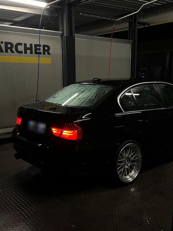 Gebraucht BMW 325 218 PS (160 kW) 2008 Schwarz Limousine