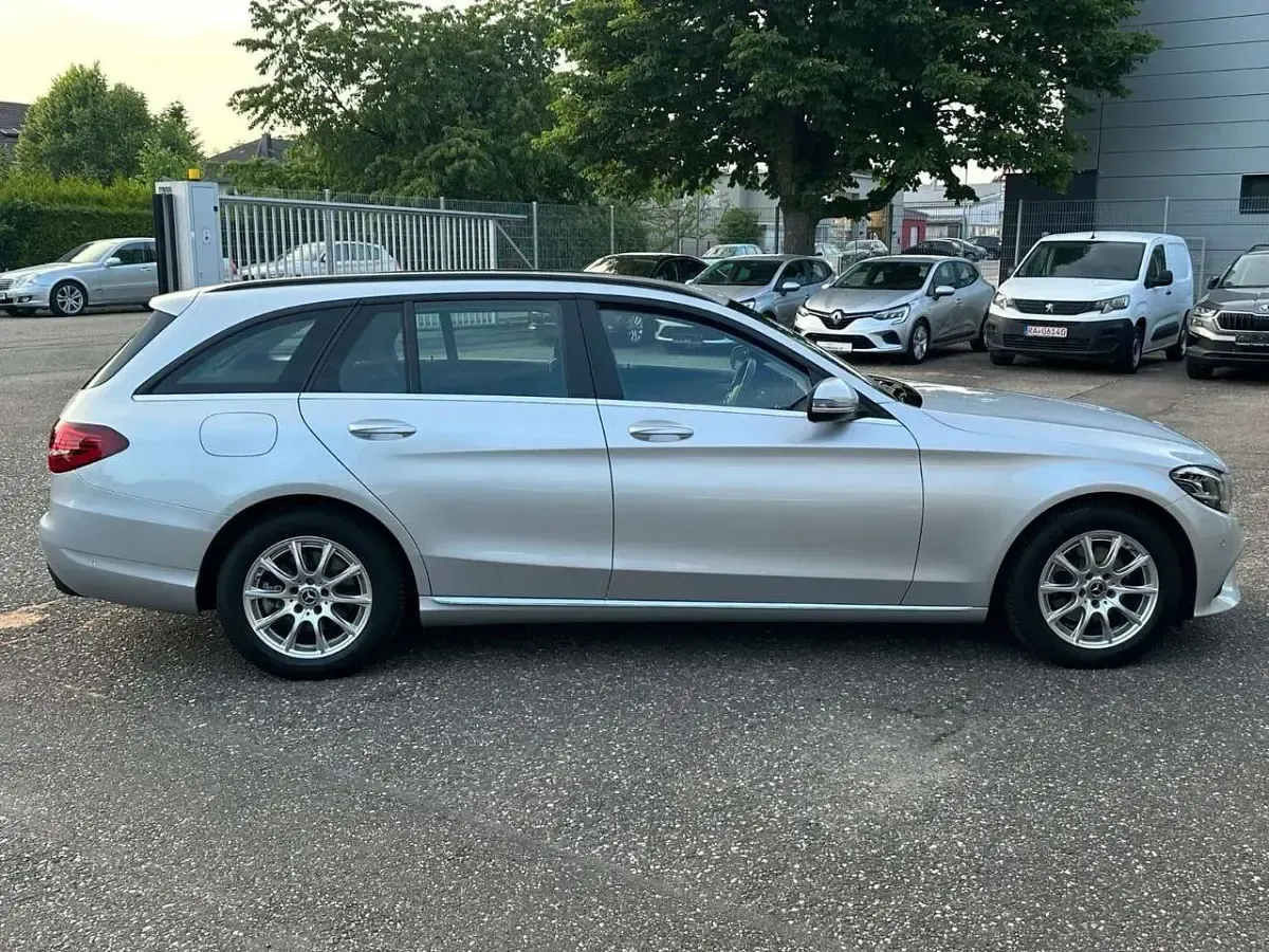 Gebraucht Mercedes C180 122 PS (89 kW) 2020 Iridiumsilber Kombi