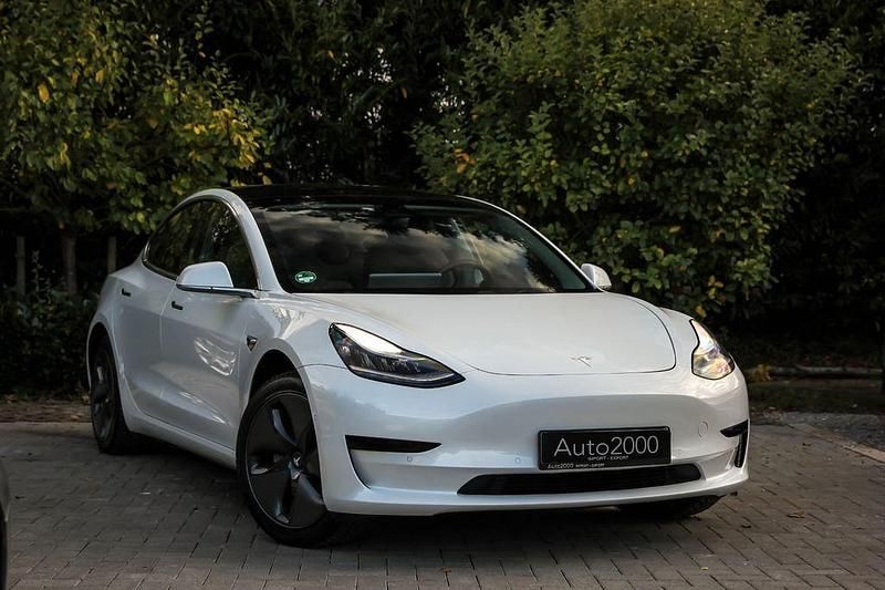 Weiß Gebraucht 2020 Tesla Model 3 Standard Range Plus Limousine | 18.990 € (Fairer Preis) - Bild 1/4
