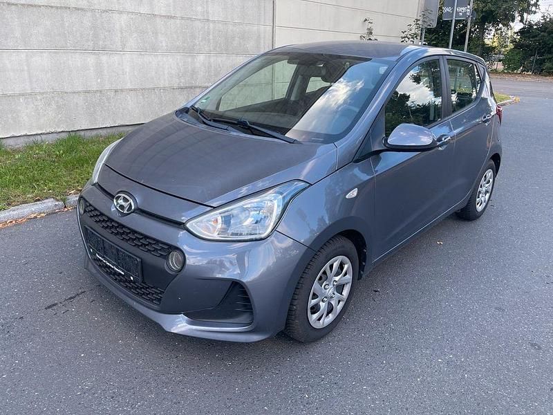 Grau Gebraucht 2018 Hyundai i10 Classic Kleinwagen | 6.999 € (Guter Preis) - Bild 1/4