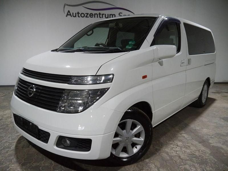 Weiß Gebraucht 2002 Nissan Elgrand Van / Kleinbus | 9.999 € - Bild 1/4