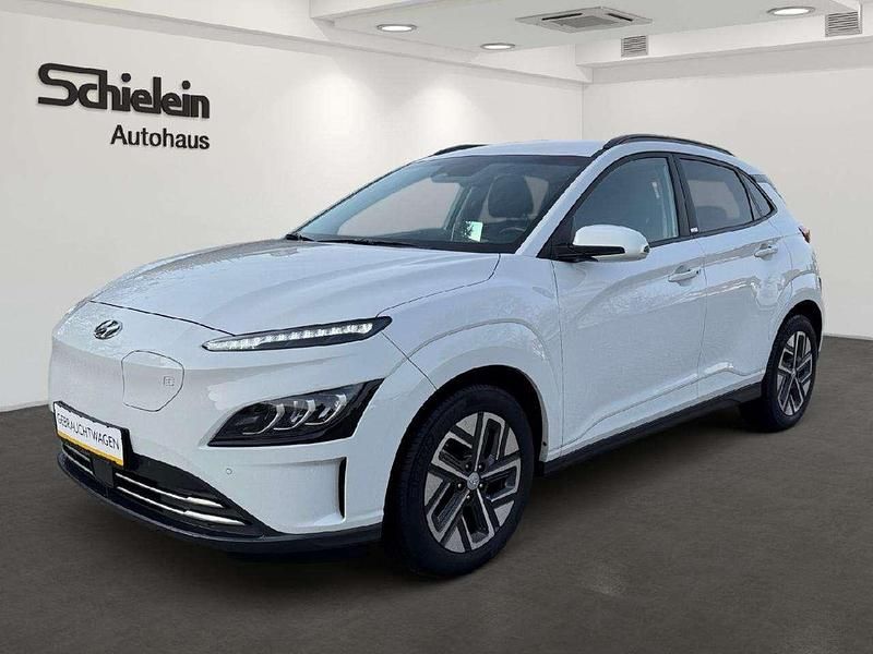 Chalk white / met Gebraucht 2021 Hyundai Kona Prime SUV | 20.900 € (Fairer Preis) - Bild 1/4