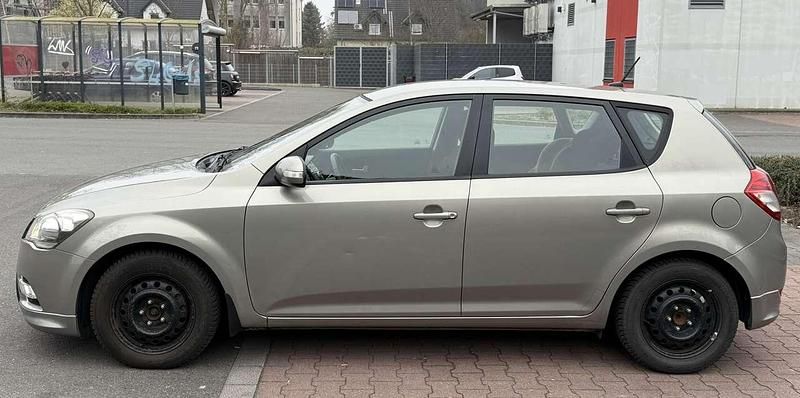 Gebraucht Kia Ceed Spirit 128 PS (94 kW) 2012 Kleinwagen