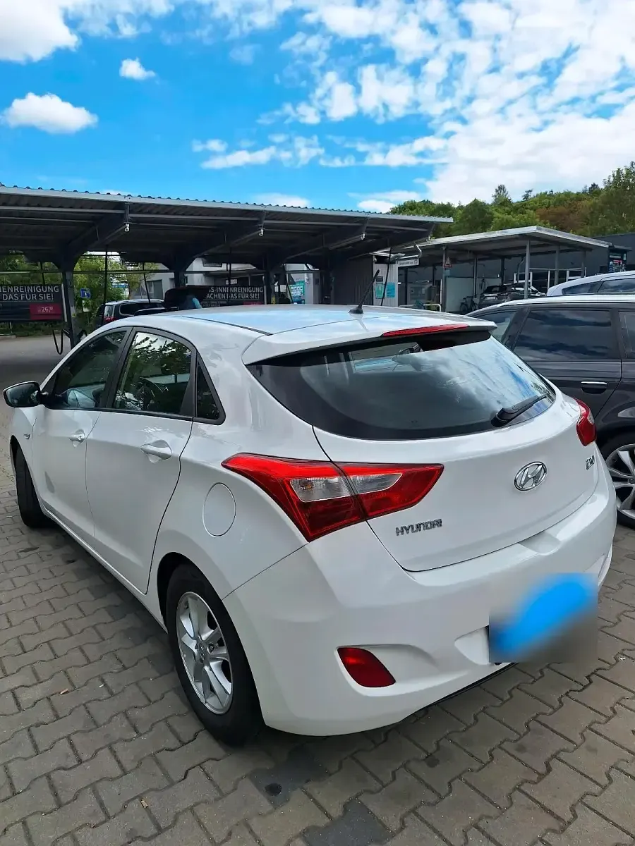 Gebraucht Hyundai i30 101 PS (74 kW) 2015 Weiß Limousine