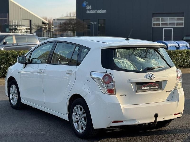 Gebraucht Toyota Verso Edition 132 PS (97 kW) 2011 Weiß Van / Kleinbus