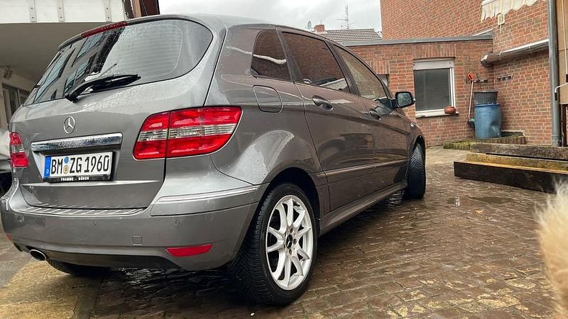 Gebraucht Mercedes B180 109 PS (80 kW) 2011 Grau Van / Kleinbus