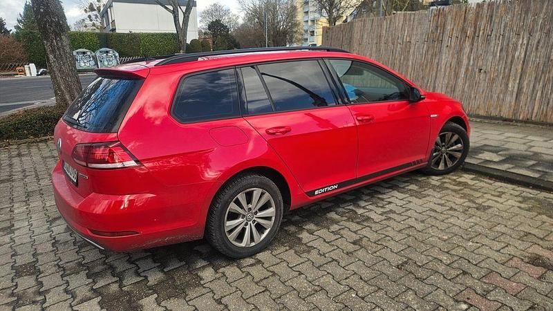Rot Gebraucht 2019 VW Golf Comfortline Limousine | 12.600 € - Bild 1/4