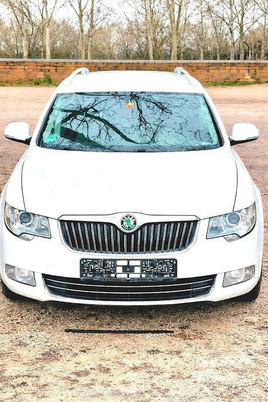 Gebraucht Skoda Superb 140 PS (102 kW) 2011 Weiß Kombi