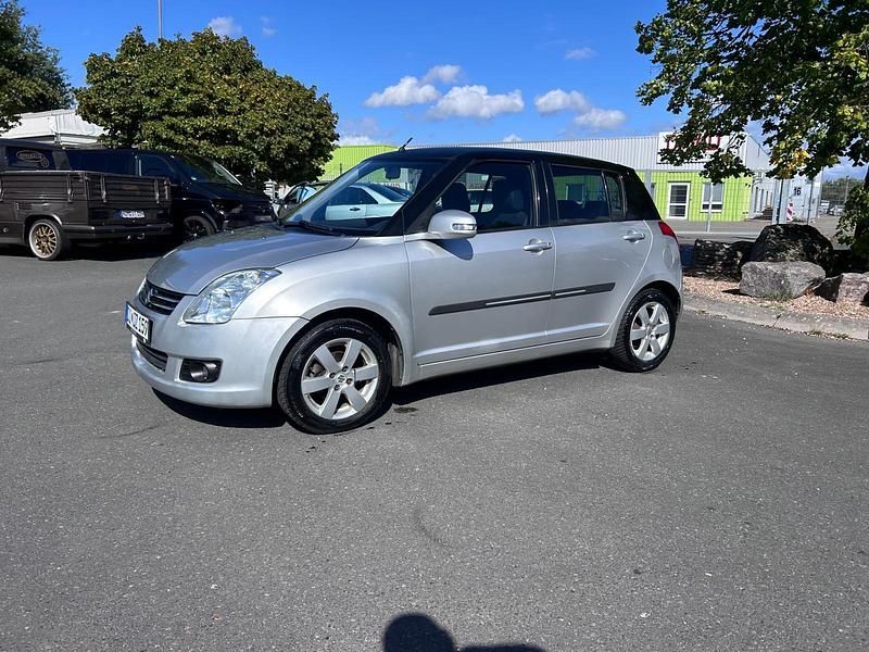 Silber Gebraucht 2010 Suzuki Swift Club Limousine | 3.000 € - Bild 1/4