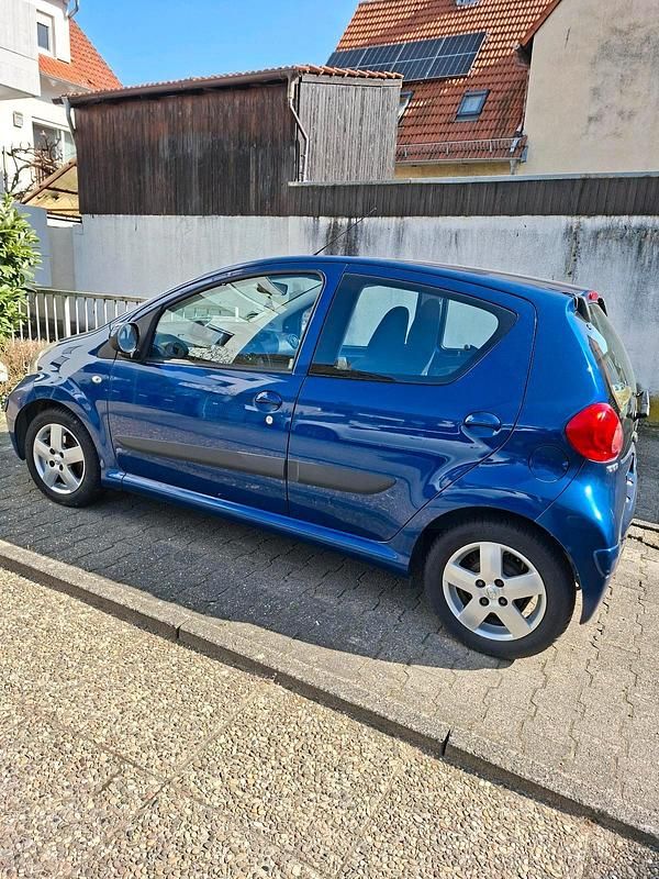 Gebraucht Toyota Aygo 68 PS (50 kW) 2007 Blau Kleinwagen