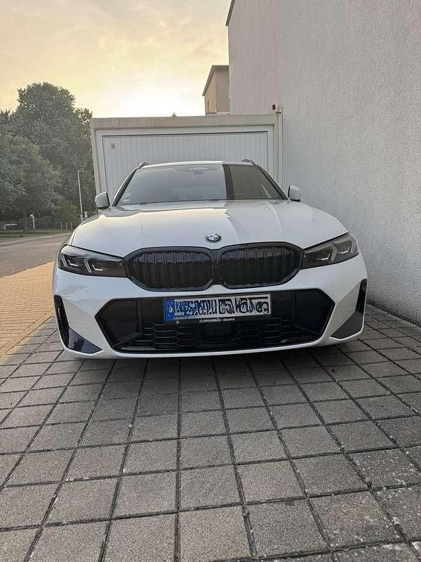 Weiß Gebraucht 2024 BMW 320 M Sport Kombi | 38.999 € (Guter Preis) - Bild 1/4