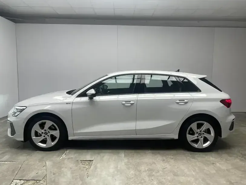 Gebraucht Audi A3 S-Line 116 PS (85 kW) 2024 Gletscherweiß (metallic) Limousine