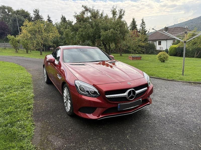 Rot Gebraucht 2018 Mercedes SLC200 Cabrio | 28.500 € (Teuer) - Bild 1/4