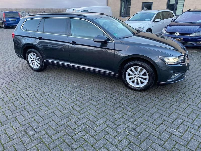 Gebraucht VW Passat Business 150 PS (110 kW) 2020 Mangangrau metallic Kombi