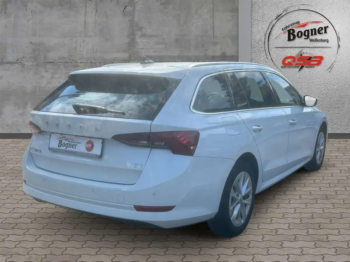 Gebraucht Skoda Octavia 150 PS (110 kW) 2022 Moon weiss perleffekt Kombi