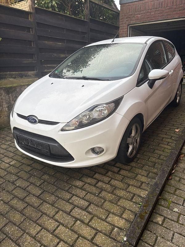 Weiß Gebraucht 2012 Ford Fiesta Champions Edition Limousine | 3.500 € (Guter Preis) - Bild 1/4