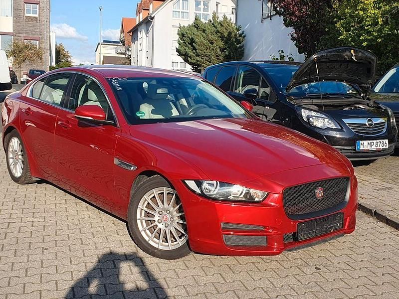 Gebraucht Jaguar XF Prestige 163 PS (119 kW) 2015 Rot Limousine