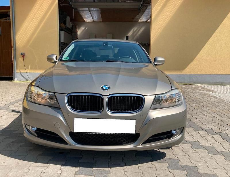 Gebraucht BMW 318 143 PS (105 kW) 2010 Gold Limousine