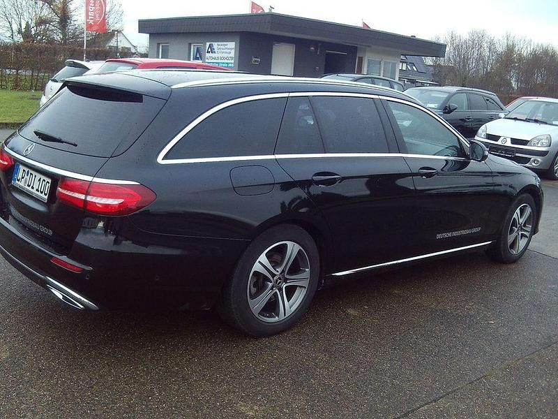 Gebraucht Mercedes E220 Avantgarde 194 PS (142 kW) 2019 Obsidianschwarz (metallic) Kombi