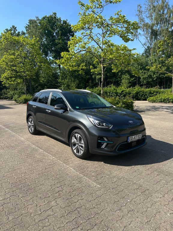 Grau Gebraucht 2021 Kia e-Niro Spirit SUV | 21.500 € (Fairer Preis) - Bild 1/4