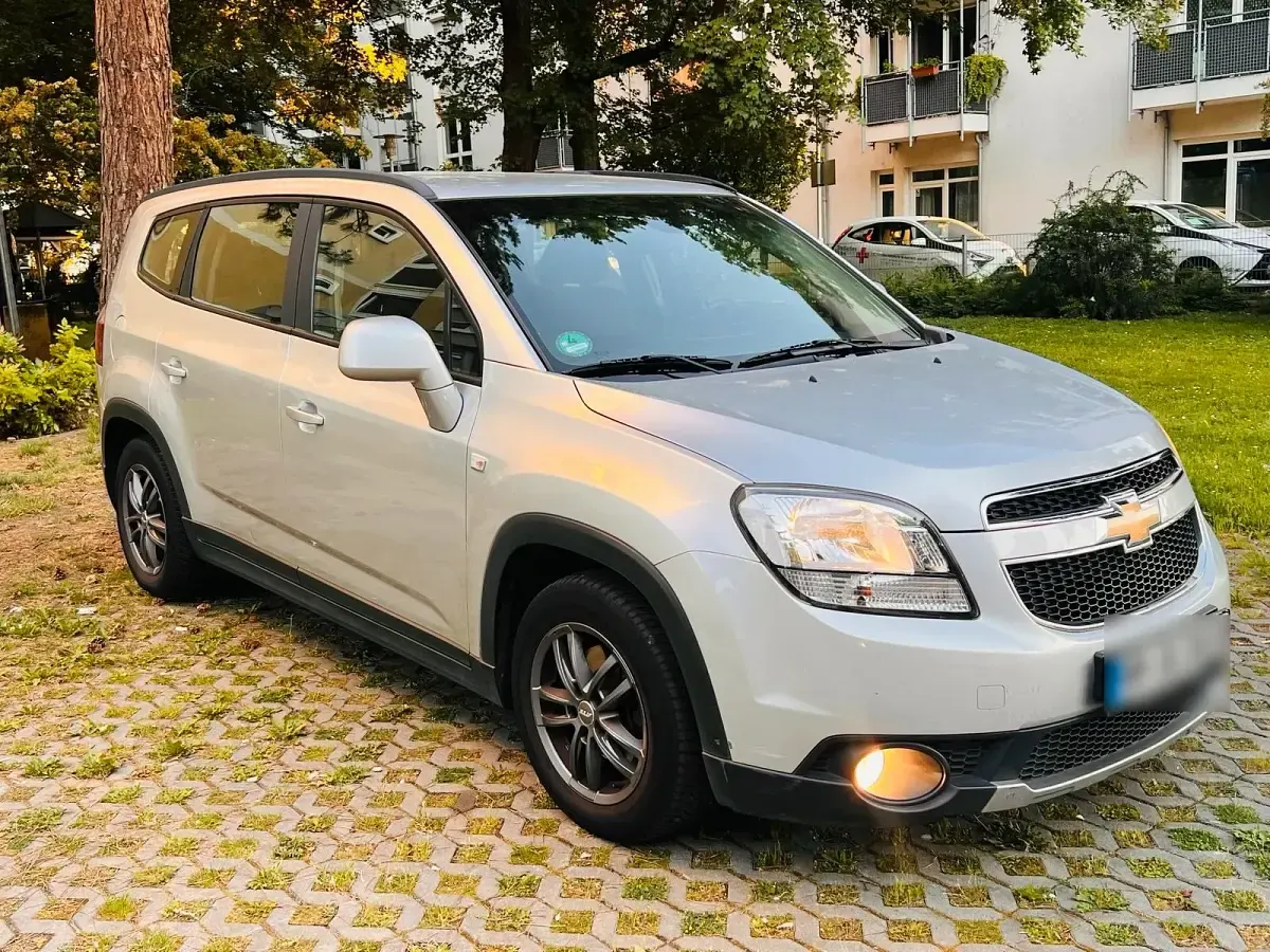 Gebraucht Chevrolet Orlando 143 PS (105 kW) 2011 Silber Van / Kleinbus