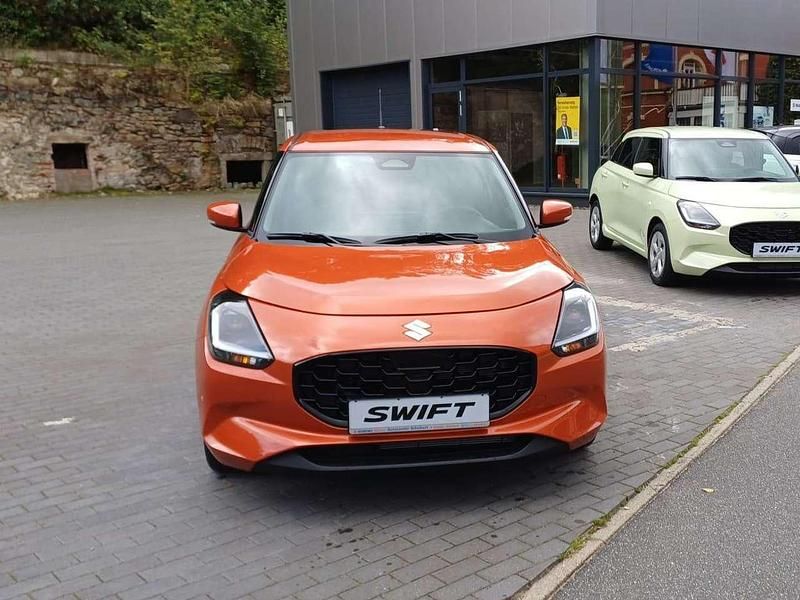 Flame orange pearl met. Neu 2025 Suzuki Swift Comfort+ Limousine | 19.990 € - Bild 1/4