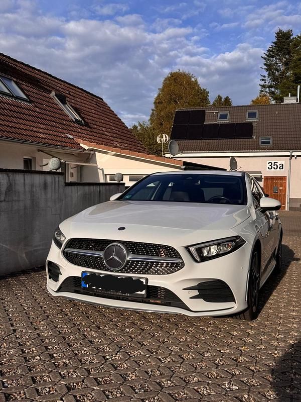 Weiß Gebraucht 2018 Mercedes A200 AMG line Kleinwagen | 19.400 € (Fairer Preis) - Bild 1/4
