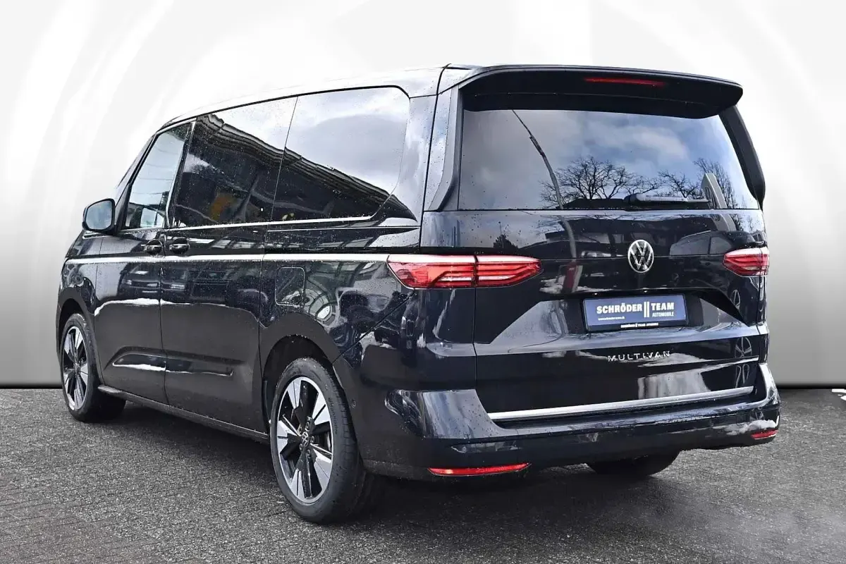 Begagnad VW Multivan Style 150 HK (110 kW) 2024 Svart Minibuss