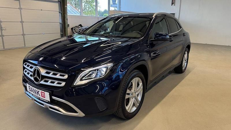 Blau Gebraucht 2017 Mercedes GLA200 SUV | 21.990 € (Etwas zu teuer) - Bild 1/4