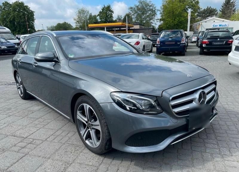 Silber Gebraucht 2018 Mercedes E220 Avantgarde Kombi | 15.000 € (Fairer Preis) - Bild 1/4