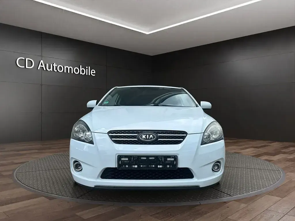 Używany Kia Ceed 126 KM (92 kW) 2011 Biały Hatchback