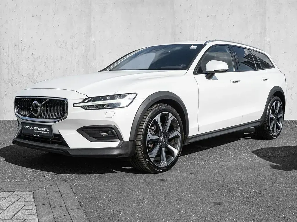 Gebraucht Volvo V60 CC Plus 197 PS (144 kW) 2024 Crystal white pearl / metallic Kombi