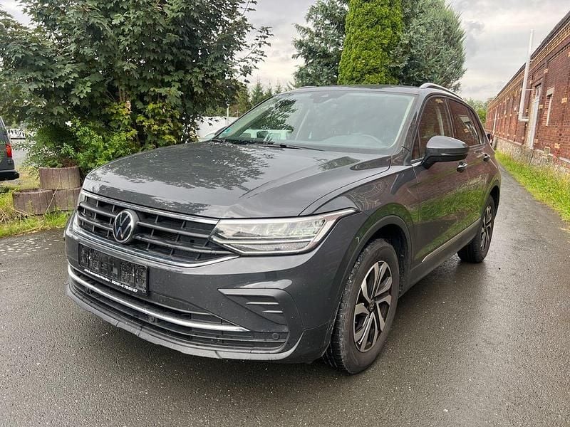 Grau Gebraucht 2022 VW Tiguan Active SUV | 24.900 € (Superpreis) - Bild 1/4