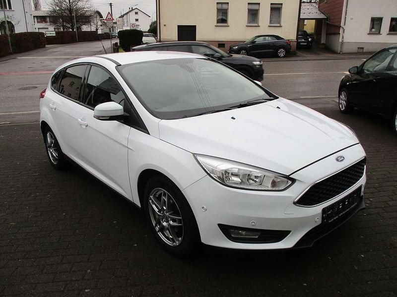 Gebraucht Ford Focus Titanium 125 PS (91 kW) 2016 Weiß Limousine