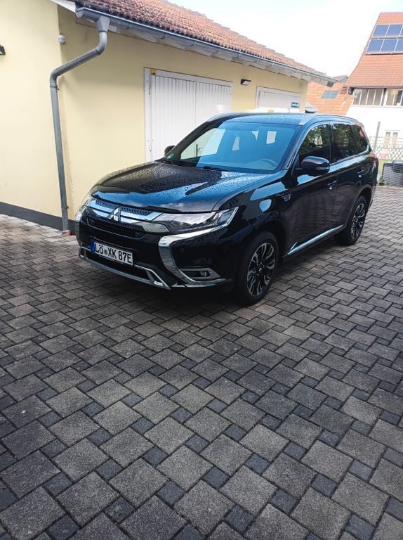Schwarz Gebraucht 2021 Mitsubishi Outlander P-HEV SUV | 27.900 € (Etwas zu teuer) - Bild 1/4