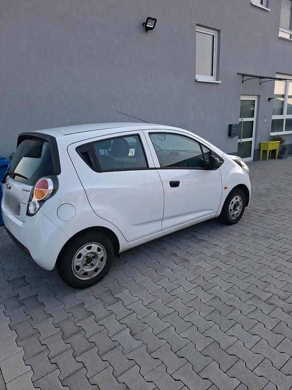 Gebraucht Chevrolet Spark 67 PS (49 kW) 2010 Weiß Kleinwagen