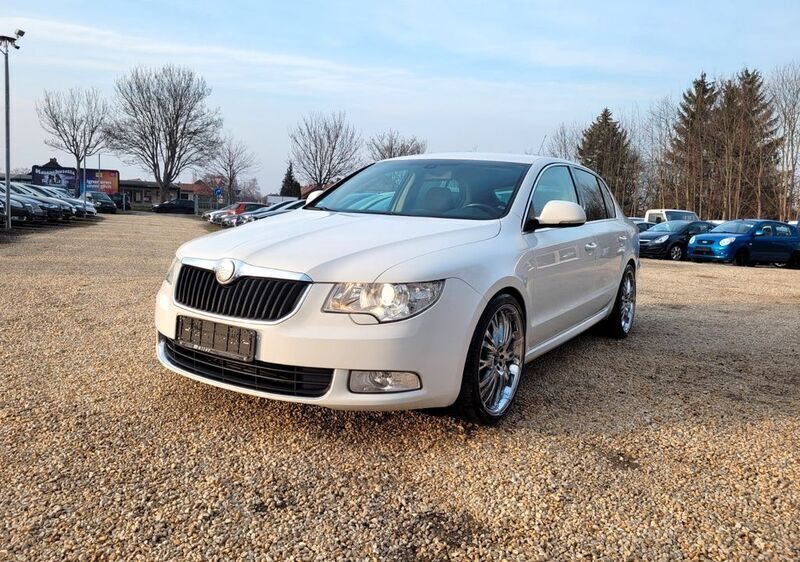 Weiß Gebraucht 2010 Skoda Superb Ambition Limousine | 5.480 € (Guter Preis) - Bild 1/4