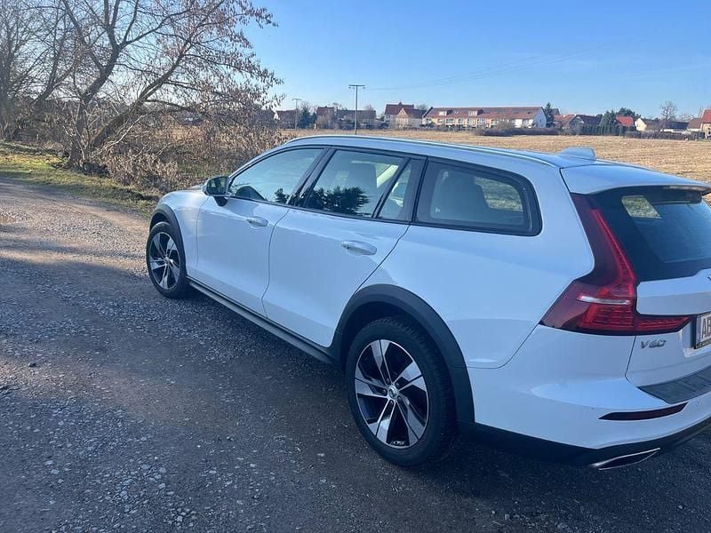 Gebraucht Volvo V60 CC Pro 197 PS (144 kW) 2021 Weiß Kombi