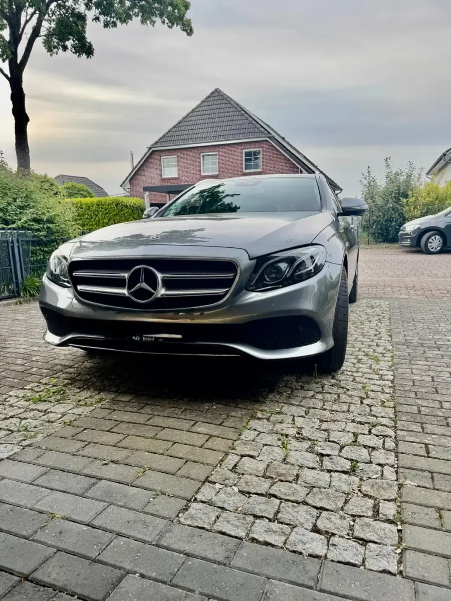 Gebraucht Mercedes E220 194 PS (142 kW) 2018 Grau Kombi