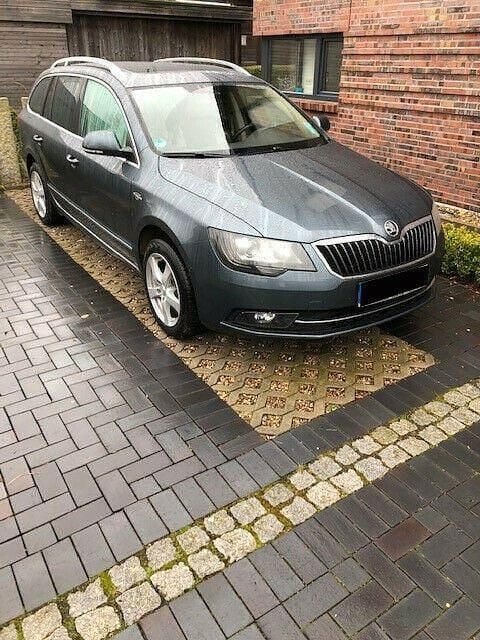 Grau Gebraucht 2016 Skoda Superb LAURIN & KLEMENT Kombi | 14.000 € (Superpreis) - Bild 1/4
