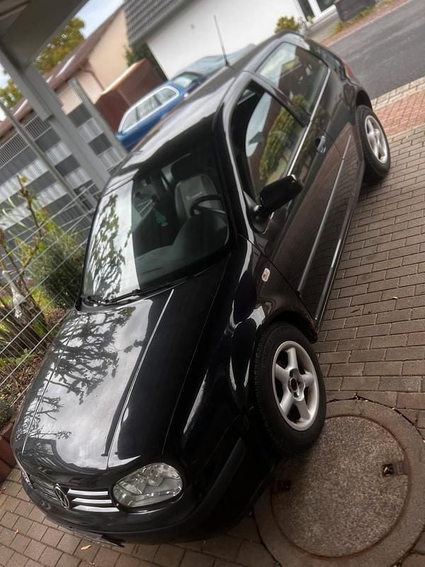 Schwarz Gebraucht 2003 VW Golf IV Kleinwagen | 400 € (Superpreis) - Bild 1/4