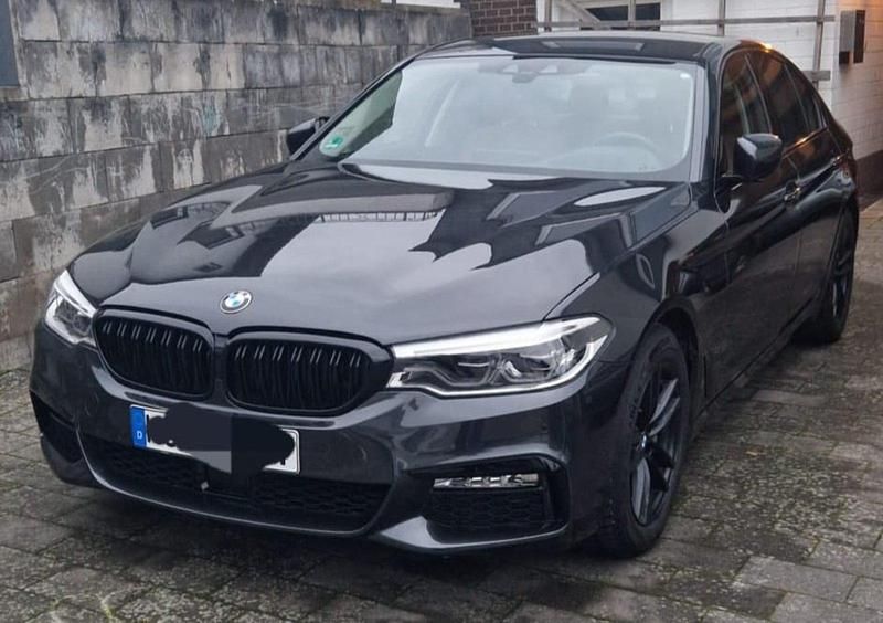Grau Gebraucht 2018 BMW 530 Sport Line Limousine | 32.490 € (Fairer Preis) - Bild 1/4