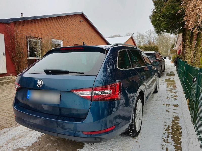 Gebraucht Skoda Superb 190 PS (139 kW) 2019 Blau Kombi