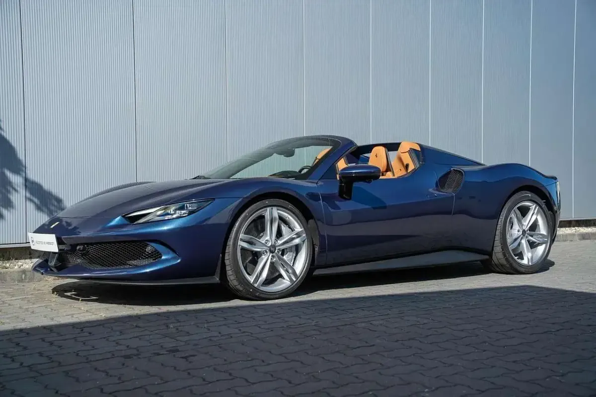 Używany Ferrari 296 829 KM (609 kW) 2025 Niebieski Kabriolet